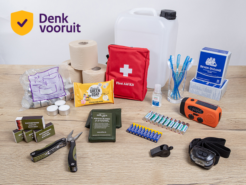 FM-Noodradio + Zaklamp + opwindbare Powerbank, EHBO-pakket, Multitool, Watervaste lucifers, Fluitje, Hygiënische Hand Doekjes, Desinfecterende gel, Tandenborstel met tandpastapoeder, Waxinelichtjes, Aluminium warmtedekens, AA batterij, AAA batterij, WC-papier, Jerrycan – foodproof – 10 liter, Noodrantsoen 48 uurs, Headlight AAA
