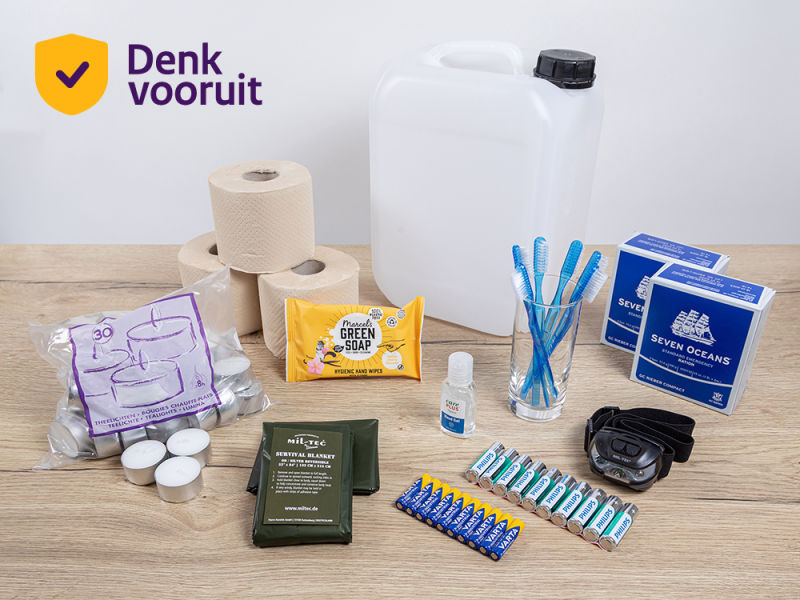 Hygiënische Hand Doekjes, Desinfecterende gel, Tandenborstel met tandpastapoeder, Waxinelichtjes, Aluminium warmtedekens, AA batterij, AAA batterij, WC-papier, Jerrycan – foodproof – 10 liter, Noodrantsoen 48 uurs, Headlight AAA