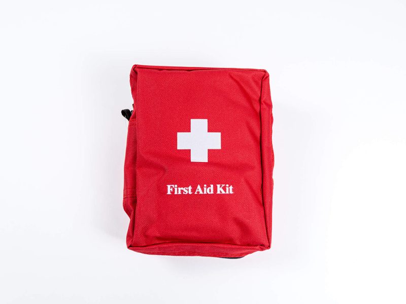 Compacte MIL-TEC EHBO-set in waterdichte Cordura etui met transparante vakken. Inclusief verband, pleisters, schaar, pincet, alcoholdoekjes en meer – ideaal voor eerste hulp bij kleine verwondingen.