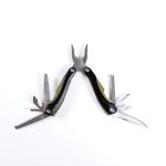 MIL-TEC multitool: compact en veelzijdig gereedschap met tang, draadknipper, mes, schroevendraaiers, blikopener, flesopener, liniaal, zaag en vijl. Licht, opvouwbaar en geleverd met etui – ideaal voor onderweg en outdoor gebruik.