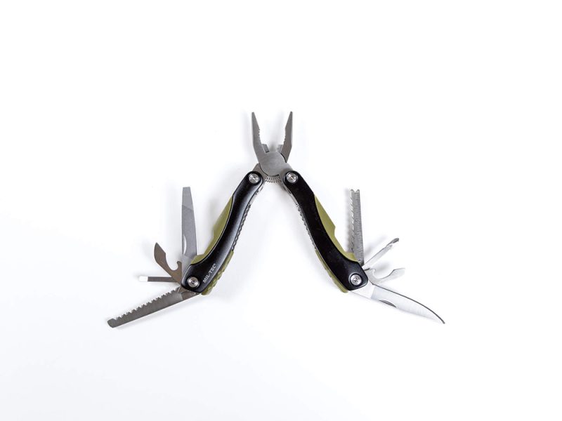MIL-TEC multitool: compact en veelzijdig gereedschap met tang, draadknipper, mes, schroevendraaiers, blikopener, flesopener, liniaal, zaag en vijl. Licht, opvouwbaar en geleverd met etui – ideaal voor onderweg en outdoor gebruik.