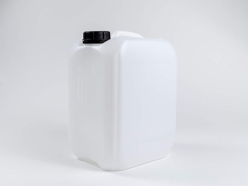 Multifunctionele 10L jerrycan met UN-keurmerk. Geschikt voor levensmiddelen, benzine en diesel. Naturel, maataanduiding per 1000 ml. Ideaal voor veilig bewaren van water of brandstof.