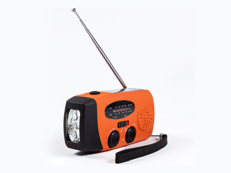 Veelzijdige noodradio met AM/FM-ontvangst, zaklamp, zonnepaneel, dynamo, USB-C, powerbank (2000mAh) en SOS-alarm. Compact, draagbaar en spatwaterdicht – ideaal voor elke noodsituatie.
