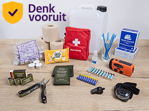 Denk Vooruit noodpakket voor 72 uur FM-Noodradio + Zaklamp + opwindbare Powerbank, EHBO-pakket, Multitool, Watervaste lucifers, Fluitje, Hygiënische Hand Doekjes, Desinfecterende gel, Tandenborstel met tandpastapoeder, Waxinelichtjes, Aluminium warmtedekens, AA batterij, AAA batterij, WC-papier, Jerrycan – foodproof – 10 liter, Noodrantsoen 48 uurs, Headlight AAA